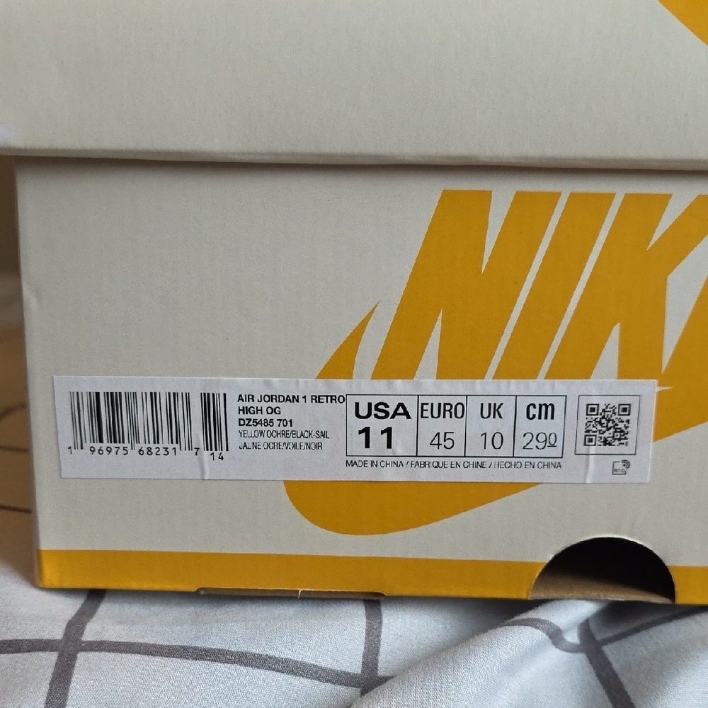 Nike High-Top Sneakers Yellow and White - Picture 2 of 13